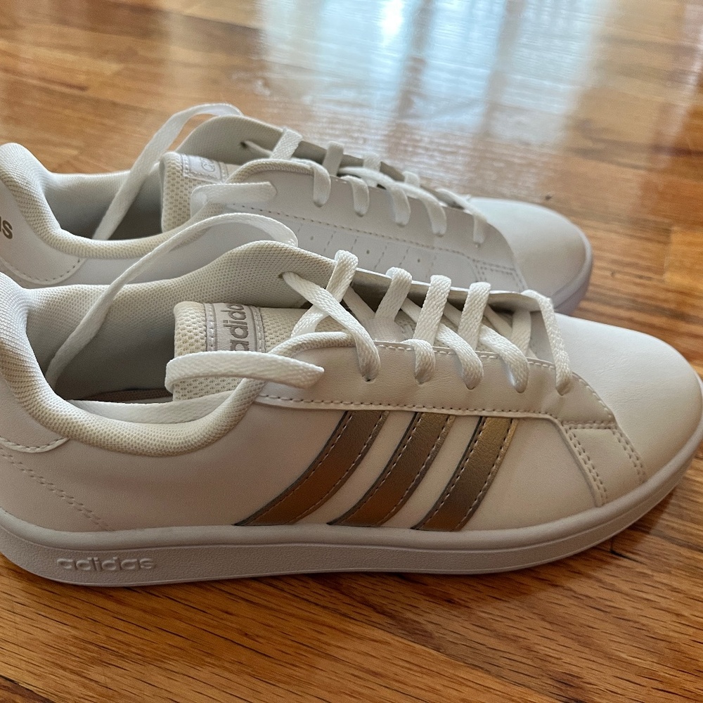 BRAND NEW Women’s Adidas Grand Court